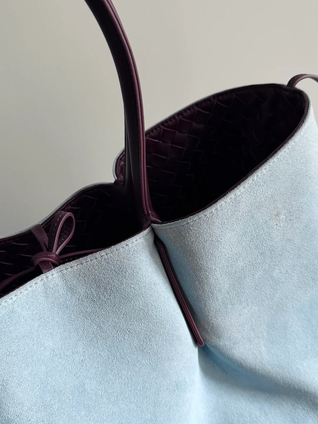 Batch 2660 Bottega Veneta 2025 new product PINACOTECA bag, iconic weaving process, skillfully crafted with 10mm Intrecciato process and equipped with suede lining. Four small strips of leather add character to the design and make the bag more stable. Relaxed yet sophisticated, casual yet refined, suede lining and double-sided design, suitable for shoulder and hand carry. The four straps can be adjusted into different shapes. One pack can be switched between two uses, easily integrating into your daily rhythm. Style number: 817166 Size: 43*23*17.5cm
